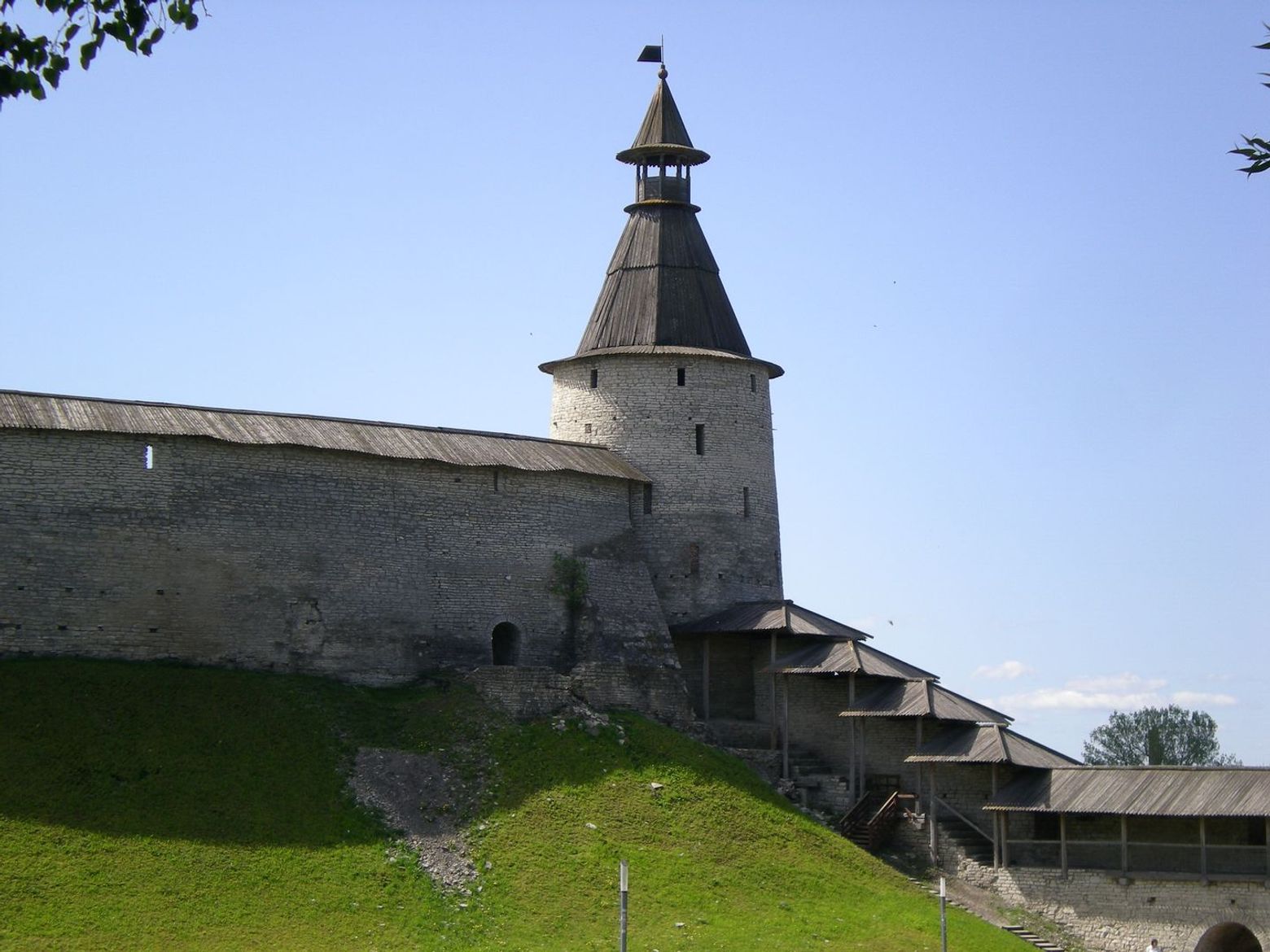 Величие и мощь Псковской крепости: аудиоэкскурсия по набережной вокруг Кремля - photo 2