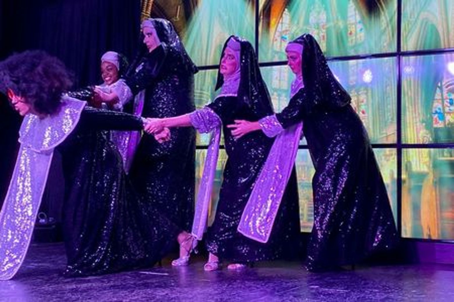 Таверна Music Hall на Тенерифе: билет на комедийное дрэг-шоу + ужин - photo 4