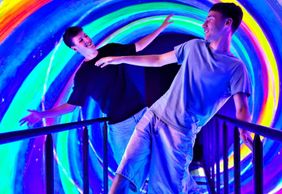 Дом достопримечательностей: стеклянный лабиринт, кинотеатр 7D и вход в вихревой туннель