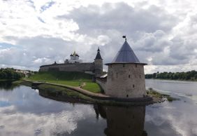 Величие и мощь Псковской крепости: аудиоэкскурсия по набережной вокруг Кремля