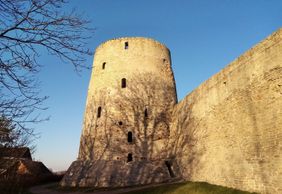 Изборск: древнее городище, неприступная крепость и легенды об ужасах и чудесах