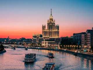 Москва: Аудиогид для прогулки по Москве-реке на теплоходе («Огни Небоскрёбов»)