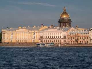Английская набережная: искусство, вечеринки и железные дороги