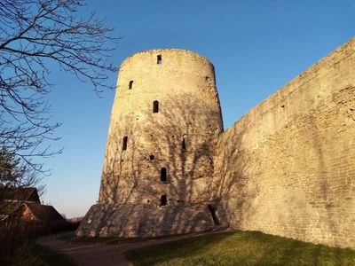 Изборск: древнее городище, неприступная крепость и легенды об ужасах и чудесах