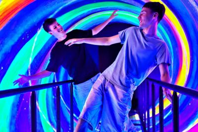 Дом достопримечательностей: стеклянный лабиринт, кинотеатр 7D и вход в вихревой туннель