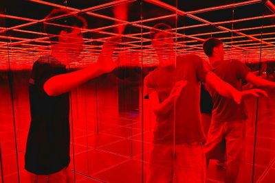 Дом достопримечательностей: стеклянный лабиринт, кинотеатр 7D и вход в вихревой туннель - photo 2