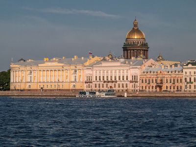 Английская набережная: искусство, вечеринки и железные дороги
