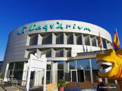 Barcelona: Aquarium Ticket and a Self-Guided Audio Walk Through the City