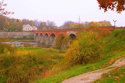 Кулдига: самостоятельная аудиопрогулка по городу мостов и водопадов