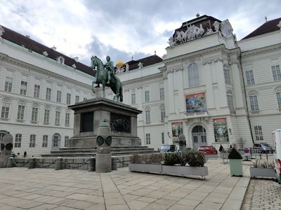 Vienna: Madame Tussauds Ticket & Sightseeing Audio Tour - photo 2