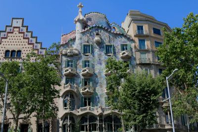 Barcelona: Poble Espanyol Ticket and City Discovery Audio Tour — фото 2
