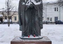 памятник Петру и...