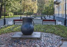 Памятник котелку