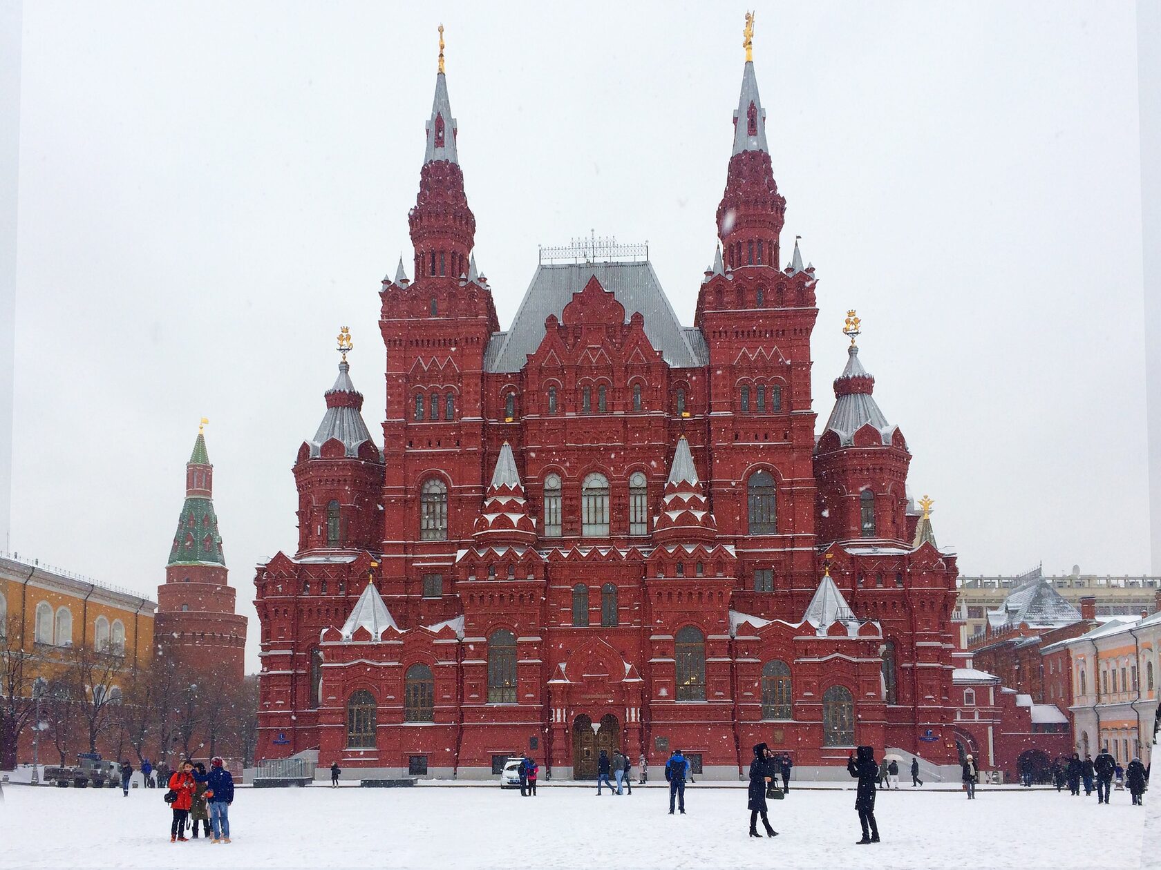 красные здания в москве